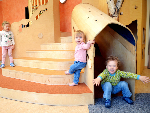 Kinder toben auf einer Klettereinheit im Innenbereich, Albertinen Kindertagesstätte Volksdorf in Hamburg, pädagogisches Konzept