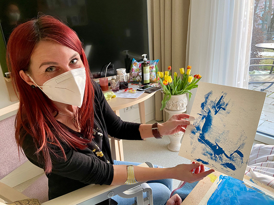 Eine Kunsttherapeutin zeigt ein Bild, 3 Jahre Diakonie Hospiz Woltersdorf, Nachrichten, Diakonie-Hospiz Woltersdorf Eine Kunsttherapeutin zeigt ein Bild, 3 Jahre Diakonie Hospiz Woltersdorf, Nachrichten, Diakonie-Hospiz Woltersdorf