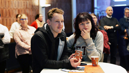 Zwei jüngere Pflegekräfte stehen an einem Tisch mit Bechern in den Händen bei der Weihnachtsfeier 2025 von Amalie Sieveking Krankenhaus, Residenz am Wiesenkamp, Feierabendhaus Volksdorf und Albertinen Kindertagesstätte Volksdorf auf dem Gesundheitscampus Volksdorf in Hamburg Zwei jüngere Pflegekräfte stehen an einem Tisch mit Bechern in den Händen bei der Weihnachtsfeier 2025 von Amalie Sieveking Krankenhaus, Residenz am Wiesenkamp, Feierabendhaus Volksdorf und Albertinen Kindertagesstätte Volksdorf auf dem Gesundheitscampus Volksdorf in Hamburg