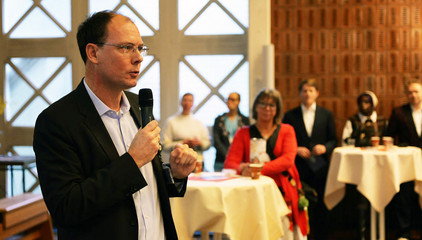 Geschäftsführer Andreas Schneider begrüßt mit einem Mikrofon in der Hand die Gäste bei der Weihnachtsfeier 2025 von Amalie Sieveking Krankenhaus, Residenz am Wiesenkamp, Feierabendhaus Volksdorf und Albertinen Kindertagesstätte Volksdorf auf dem Gesundheitscampus Volksdorf in Hamburg Geschäftsführer Andreas Schneider begrüßt mit einem Mikrofon in der Hand die Gäste bei der Weihnachtsfeier 2025 von Amalie Sieveking Krankenhaus, Residenz am Wiesenkamp, Feierabendhaus Volksdorf und Albertinen Kindertagesstätte Volksdorf auf dem Gesundheitscampus Volksdorf in Hamburg