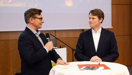 Die beiden Vorsitzenden der Konzerngeschäftsführung der Immanuel Albertinen Diakonie Andreas Mende und Thorsten Minuth begrüßen die Gäste bei der Weihnachtsfeier 2025 von Amalie Sieveking Krankenhaus, Residenz am Wiesenkamp, Feierabendhaus Volksdorf und Albertinen Kindertagesstätte Volksdorf auf dem Gesundheitscampus Volksdorf in Hamburg Die beiden Vorsitzenden der Konzerngeschäftsführung der Immanuel Albertinen Diakonie Andreas Mende und Thorsten Minuth begrüßen die Gäste bei der Weihnachtsfeier 2025 von Amalie Sieveking Krankenhaus, Residenz am Wiesenkamp, Feierabendhaus Volksdorf und Albertinen Kindertagesstätte Volksdorf auf dem Gesundheitscampus Volksdorf in Hamburg