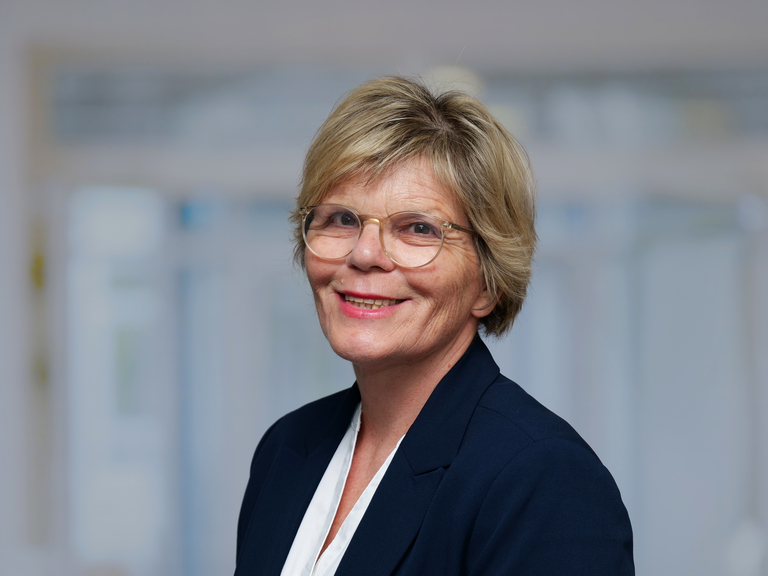 Portraitfoto von Sabine Kalkhoff, Gesamtleitung Residenz am Wiesenkamp und Gesellschaft für Diakonie mit Feierabendhaus Volksdorf und Albertinen Kindertagesstätte Volksdorf