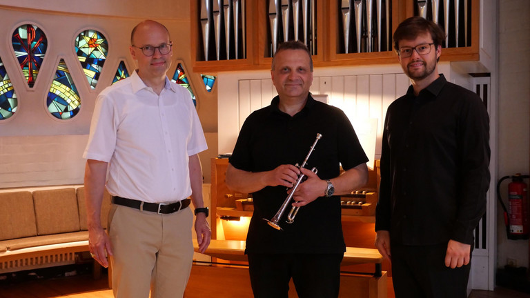 Prof. Dr. Ernst von Dobschütz mit Organist Matthias Berges und Trompeter Boris Havkin vor der Steinmeyer-Orgel in der St. Michaelskapelle auf dem Gesundheitscampus Volksdorf. Prof. Dr. Ernst von Dobschütz mit Organist Matthias Berges und Trompeter Boris Havkin vor der Steinmeyer-Orgel in der St. Michaelskapelle auf dem Gesundheitscampus Volksdorf.