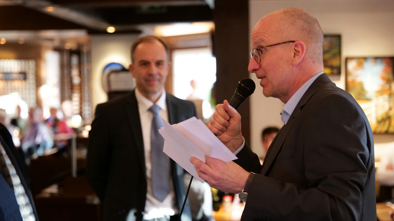 Walther Seiler (r.) und Peter Kober beim Jubiläumsabend 15 Jahre Diakonie Hospiz Volksdorf, Charity-Dinner im Block House, Hamburg-Volksdorf Walther Seiler (r.) und Peter Kober beim Jubiläumsabend 15 Jahre Diakonie Hospiz Volksdorf, Charity-Dinner im Block House, Hamburg-Volksdorf