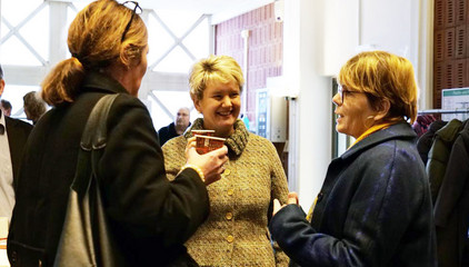 Sabine Pfeifer von der Stiftung Zukunft Amalie unterhält sich mit zwei Mitarbeiterinnen bei der Weihnachtsfeier 2025 von Amalie Sieveking Krankenhaus, Residenz am Wiesenkamp, Feierabendhaus Volksdorf und Albertinen Kindertagesstätte Volksdorf auf dem Gesundheitscampus Volksdorf in Hamburg Sabine Pfeifer von der Stiftung Zukunft Amalie unterhält sich mit zwei Mitarbeiterinnen bei der Weihnachtsfeier 2025 von Amalie Sieveking Krankenhaus, Residenz am Wiesenkamp, Feierabendhaus Volksdorf und Albertinen Kindertagesstätte Volksdorf auf dem Gesundheitscampus Volksdorf in Hamburg