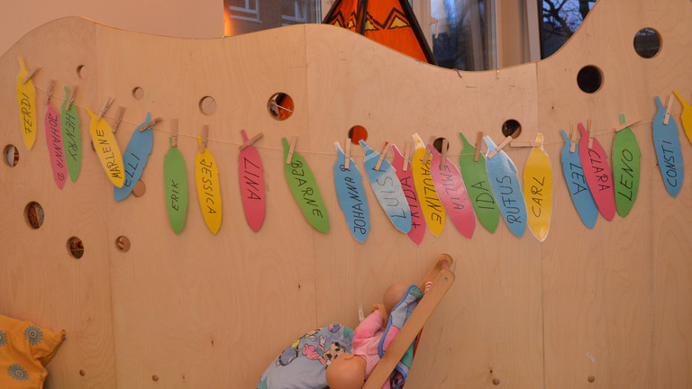 Bunte Namenszettel hängen an einer Holzwand, Anmeldung in der Kita Volksdorf, Anmeldewunsch, Albertinen Kindertagesstätte Hamburg-Volksdorf