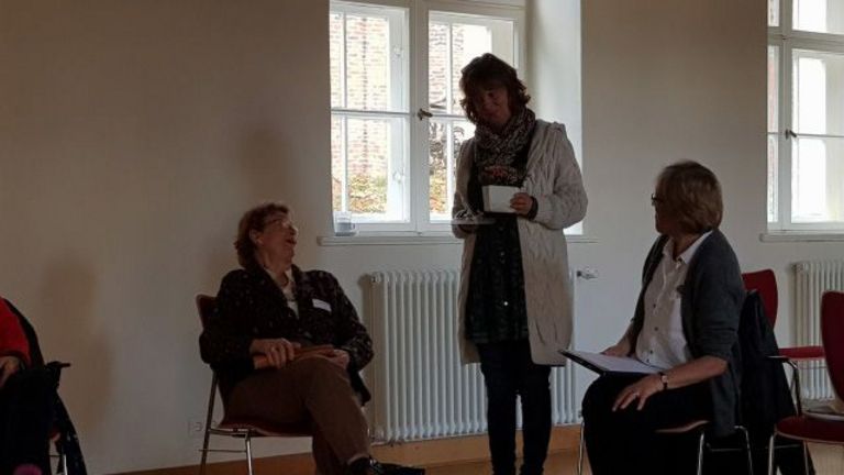 Tiefe Dankbarkeit für 25 Jahre ehrenamtliche Hospizarbeit: Jubilarin Gisela Offermanns (links) bei der Ehrung in Lehnin Tiefe Dankbarkeit für 25 Jahre ehrenamtliche Hospizarbeit: Jubilarin Gisela Offermanns (links) bei der Ehrung in Lehnin