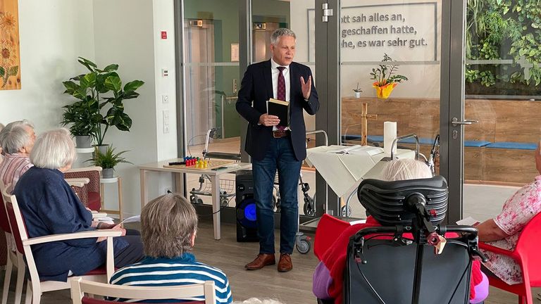 Immanuel Seniorenzentrum Elstal - Nachricht - Generalsekretär der Baptisten feiert Gottesdienst mit Senioren - Christoph Stiba feiert Gottesdienst mit Bewohnerinnen und Bewohnern Immanuel Seniorenzentrum Elstal - Nachricht - Generalsekretär der Baptisten feiert Gottesdienst mit Senioren - Christoph Stiba feiert Gottesdienst mit Bewohnerinnen und Bewohnern -