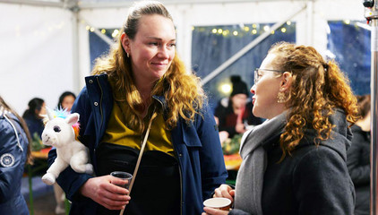 Zwei Frauen unterhalten sich an einem Tisch bei der Weihnachtsfeier 2025 von Amalie Sieveking Krankenhaus, Residenz am Wiesenkamp, Feierabendhaus Volksdorf und Albertinen Kindertagesstätte Volksdorf auf dem Gesundheitscampus Volksdorf in Hamburg Zwei Frauen unterhalten sich an einem Tisch bei der Weihnachtsfeier 2025 von Amalie Sieveking Krankenhaus, Residenz am Wiesenkamp, Feierabendhaus Volksdorf und Albertinen Kindertagesstätte Volksdorf auf dem Gesundheitscampus Volksdorf in Hamburg