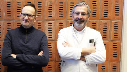 Zwei Mitarbeiter blicken mit verschränkten Armen in die Kamera bei der Weihnachtsfeier 2025 von Amalie Sieveking Krankenhaus, Residenz am Wiesenkamp, Feierabendhaus Volksdorf und Albertinen Kindertagesstätte Volksdorf auf dem Gesundheitscampus Volksdorf in Hamburg Zwei Mitarbeiter blicken mit verschränkten Armen in die Kamera bei der Weihnachtsfeier 2025 von Amalie Sieveking Krankenhaus, Residenz am Wiesenkamp, Feierabendhaus Volksdorf und Albertinen Kindertagesstätte Volksdorf auf dem Gesundheitscampus Volksdorf in Hamburg