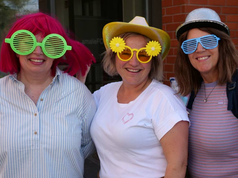 Mitarbeiterinnen mit Hüten und Sonnenbrillen auf dem Sommerfest Gesundheitscampus Volksdorf in Hamburg-Volksdorf 