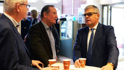 Matthias Scheller unterhält sich mit Gästen an einem Tisch mit Kaffee- und Glühweinbechern bei der Weihnachtsfeier 2025 von Amalie Sieveking Krankenhaus, Residenz am Wiesenkamp, Feierabendhaus Volksdorf und Albertinen Kindertagesstätte Volksdorf auf dem Gesundheitscampus Volksdorf in Hamburg Matthias Scheller unterhält sich mit Gästen an einem Tisch mit Kaffee- und Glühweinbechern bei der Weihnachtsfeier 2025 von Amalie Sieveking Krankenhaus, Residenz am Wiesenkamp, Feierabendhaus Volksdorf und Albertinen Kindertagesstätte Volksdorf auf dem Gesundheitscampus Volksdorf in Hamburg