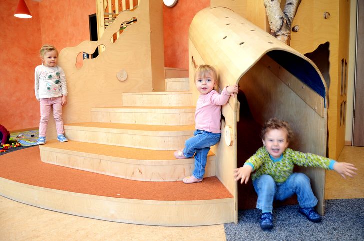 Kinder toben auf einer Treppe und Rutsche im Innenbereich, Räumlichkeiten und Einrichtung, geschützte Bereiche, Ruheräume Kita, Kindertagesstätte, Hamburg-Volksdorf